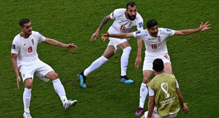 Les joueurs iraniens qui cÃ©lÃ¨brent la victoire contre le pays de Galles au Mondial 2022