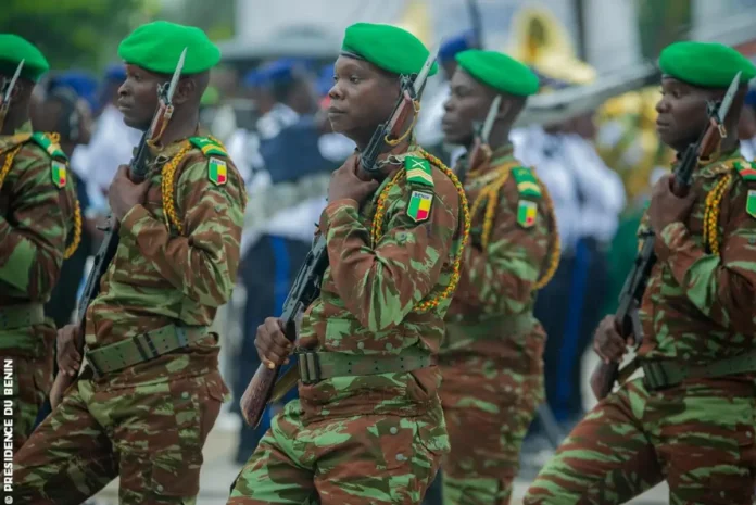 Des militaires bÃ©ninois lors d'un dÃ©filÃ©