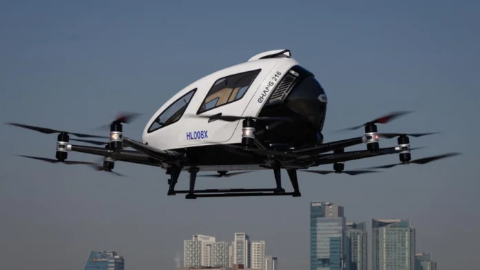 Le drone taxi EH216 crÃ©Ã© par l'entreprise chinoise EHang lors d'un vol d'essai le 11 novembre 2020.