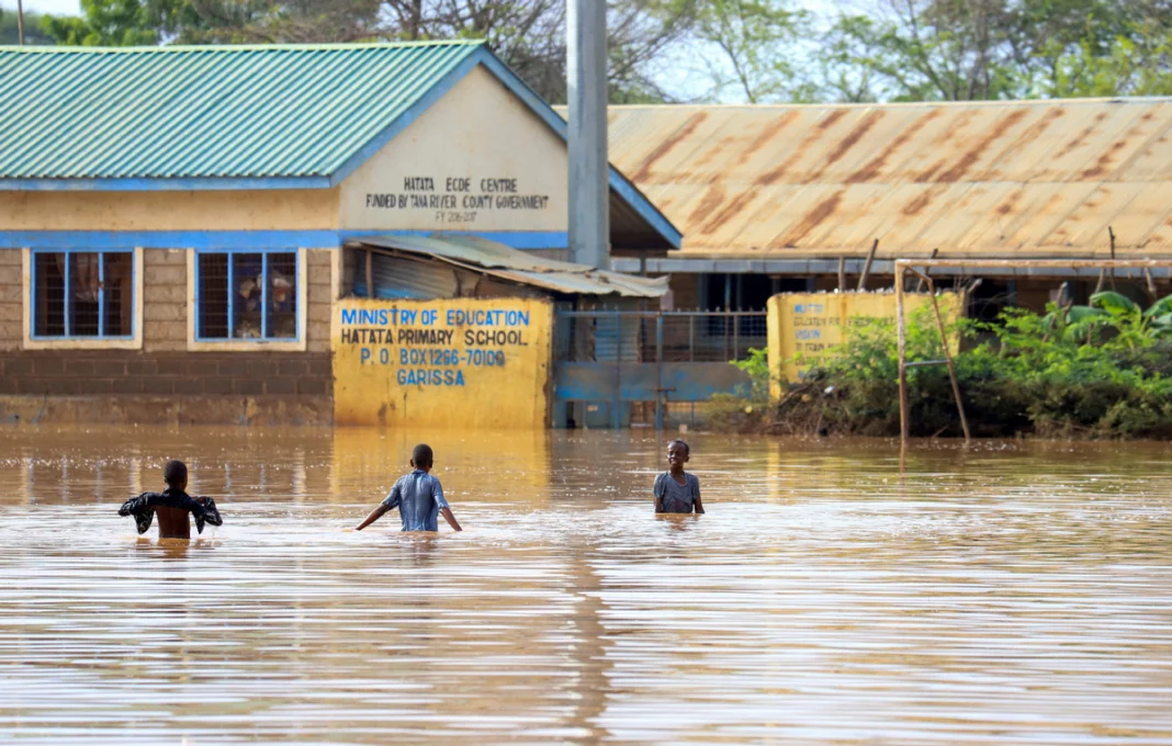 Des enfants pataugent dans les eaux de crue Ã  l'extÃ©rieur de l'Ã©cole primaire Hatata aprÃ¨s de fortes pluies dans le village de Mororo, dans le comtÃ© de Garissa, au Kenya, le 12 novembre 2023. [Photo/Agences]