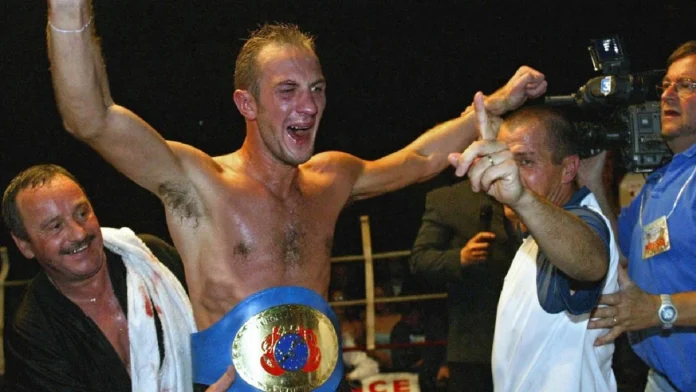 Thierry Jacob manifeste sa joie, le 18 octobre 2003 Ã  Calais, aprÃ¨s y avoir remportÃ© la ceinture de champion de lâ€™Union europÃ©enne catÃ©gorie welters en venant Ã  bout de lâ€™Italien Antonio Lauri, ancien dÃ©tenteur du titre. - AFP